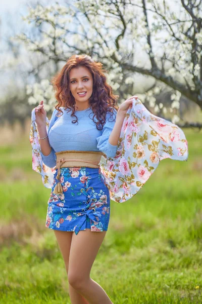 Bahar doğasında güzel esmer bir kadının portresi..