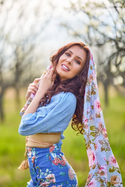 Bahar doğasında güzel esmer bir kadının portresi..