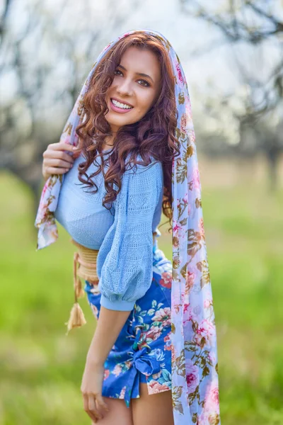 Bahar doğasında güzel esmer bir kadının portresi..