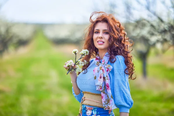 Bahar doğasında güzel esmer bir kadının portresi..