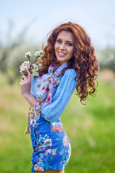 Bahar doğasında güzel esmer bir kadının portresi..