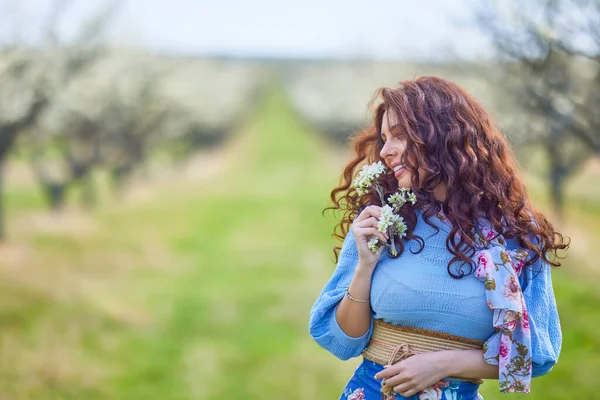 Bahar doğasında güzel esmer bir kadının portresi..