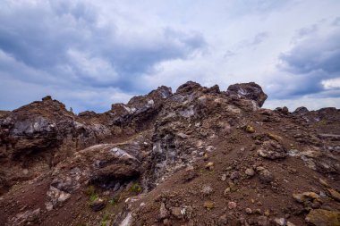 Etna volkanı, Sicilya İtalya 'dan volkanik kayalarla kaplı bir manzara.