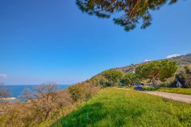 Sicilya 'daki güzel dağ manzarası güneşli bir günde İtalya