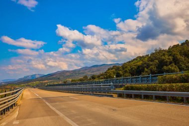 Sicilya 'daki güzel dağ manzarası güneşli bir günde İtalya
