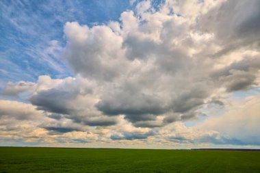 Bir bahar gününde tarımsal arazisi olan güzel bir manzara.