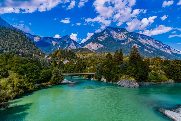 Wunderschöne Landschaft Mit Fluss Und Berg Irgendwo Der Schweiz — Stockfoto