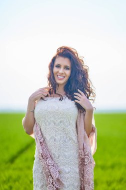 Bir bahar günü yeşil bir tarlada güzel bir kadının portresi.
