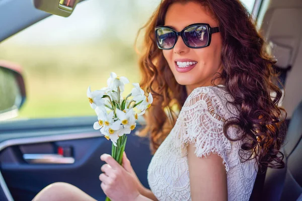 Retrato Una Hermosa Mujer Coche Con Flores Mano — Foto de Stock