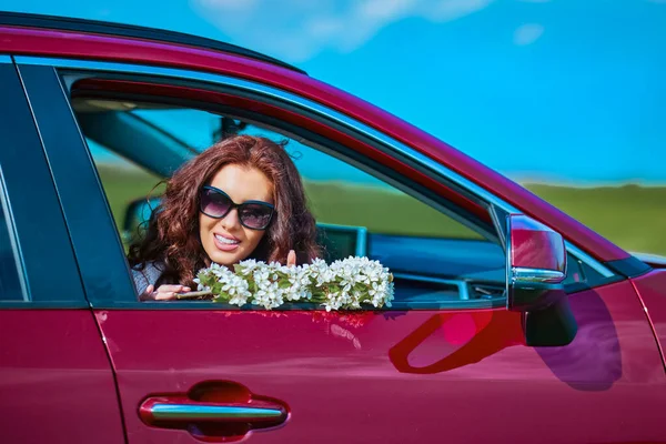 Portrait Beautiful Woman Car Holding Flowers Her Hand — Stock Photo, Image