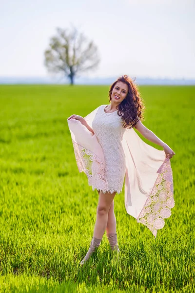 Porträt Einer Schönen Frau Auf Einer Grünen Wiese Einem Frühlingstag — Stockfoto