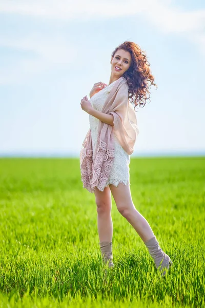 Portret Van Een Mooie Vrouw Een Groen Veld Een Lentedag — Stockfoto