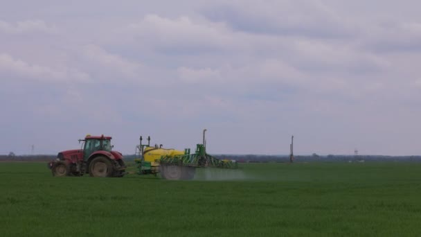 Spring Agricultural Works Wheat Field Herbicide Tractor — Vídeo de stock