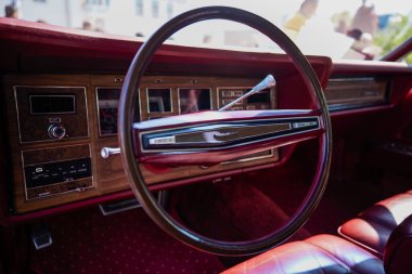 Pitesti, Romanya 1-2022. Eski arabalı sergiden resimler.