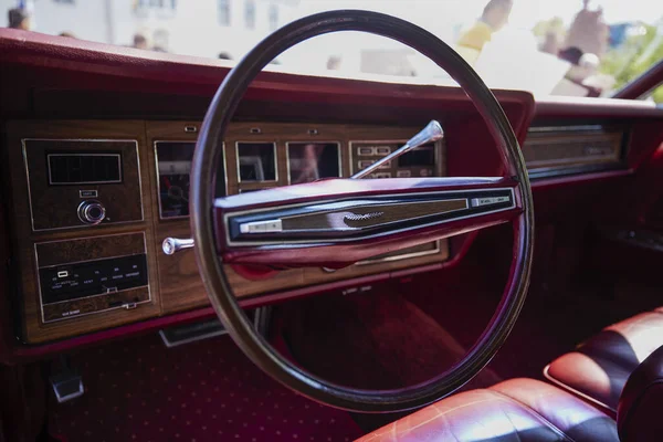 Pitesti, Romanya 1-2022. Eski arabalı sergiden resimler.