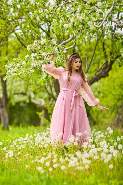 Una Joven Con Vestido Rosa Posando Junto Una Manzana Flor — Foto de Stock