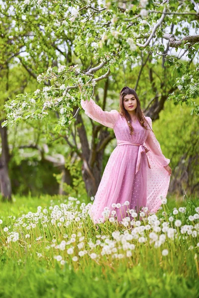 Een Jonge Vrouw Een Roze Jurk Poseren Naast Een Bloeiende — Stockfoto