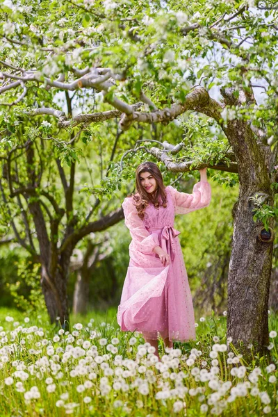 Une Jeune Femme Robe Rose Posant Côté Une Pomme Fleurs — Photo