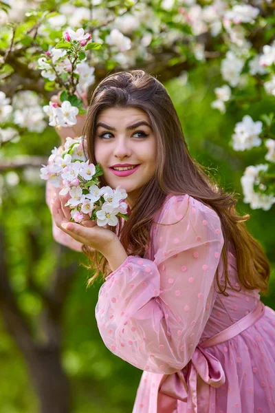 Una Joven Con Vestido Rosa Posando Junto Una Manzana Flor — Foto de Stock