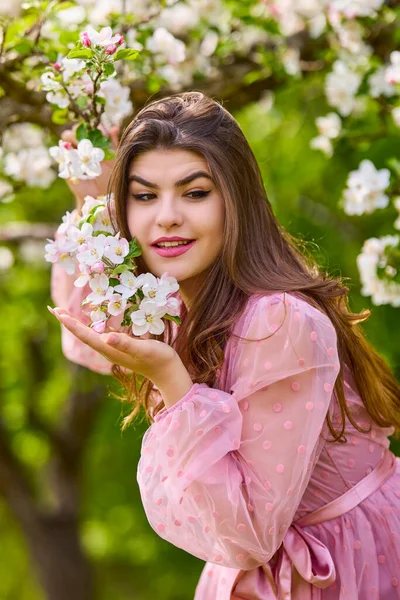 Young Woman Pink Dress Posing Next Blossoming Apple Spring Portrait — Fotografia de Stock