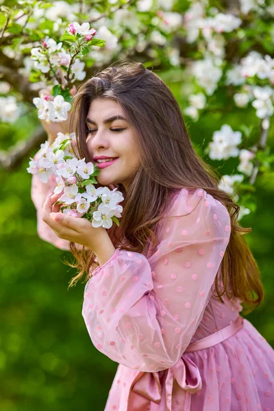 Una Joven Con Vestido Rosa Posando Junto Una Manzana Flor — Foto de Stock