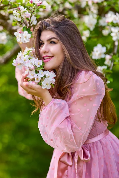 Uma Jovem Mulher Vestido Rosa Posando Lado Uma Maçã Florescente — Fotografia de Stock