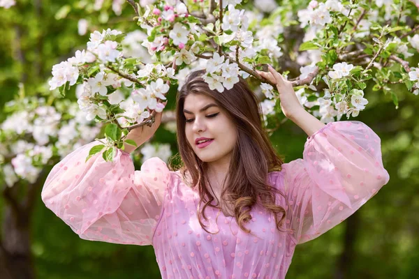 Young Woman Pink Dress Posing Next Blossoming Apple Spring Portrait — Zdjęcie stockowe