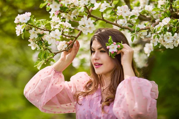 Young Woman Pink Dress Posing Next Blossoming Apple Spring Portrait — Fotografia de Stock