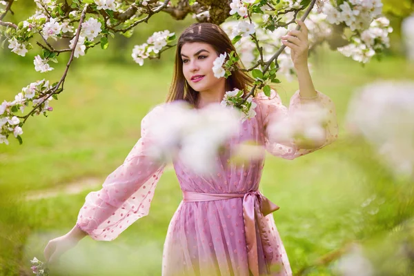 Young Woman Pink Dress Posing Next Blossoming Apple Spring Portrait — Stockfoto