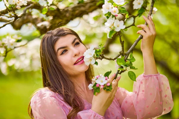 Young Woman Pink Dress Posing Next Blossoming Apple Spring Portrait — Fotografia de Stock