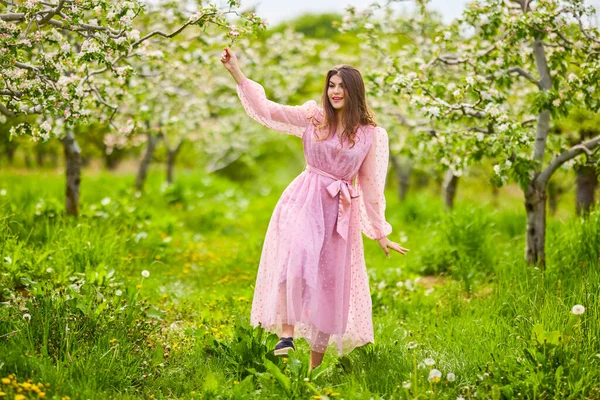 Mladá Žena Růžových Šatech Pózující Vedle Kvetoucího Jablka Jarní Portrét — Stock fotografie