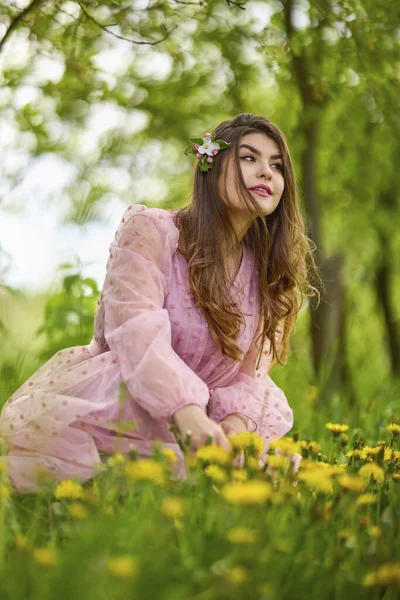 Una Joven Con Vestido Rosa Posando Junto Una Manzana Flor — Foto de Stock