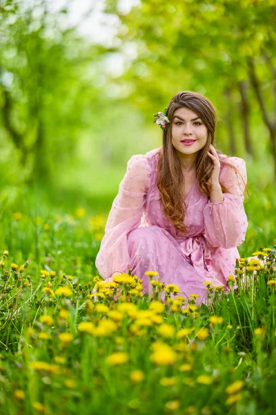 Young Woman Pink Dress Posing Next Blossoming Apple Spring Portrait — Stockfoto