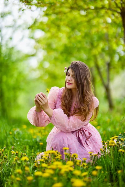 Uma Jovem Mulher Vestido Rosa Posando Lado Uma Maçã Florescente — Fotografia de Stock