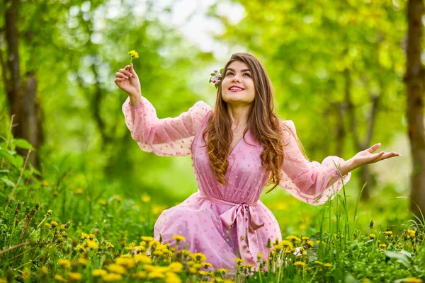 Young Woman Pink Dress Posing Next Blossoming Apple Spring Portrait — Stockfoto