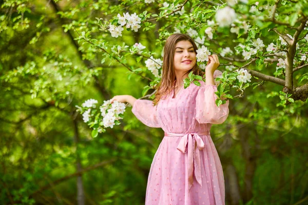Mladá Žena Růžových Šatech Pózující Vedle Kvetoucího Jablka Jarní Portrét — Stock fotografie