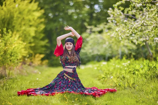 Bela Mulher Vestido Cigano Tradicional Posando Natureza Primavera — Fotografia de Stock