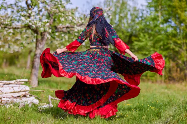 Belle Femme Robe Tzigane Traditionnelle Posant Dans Nature Printemps — Photo