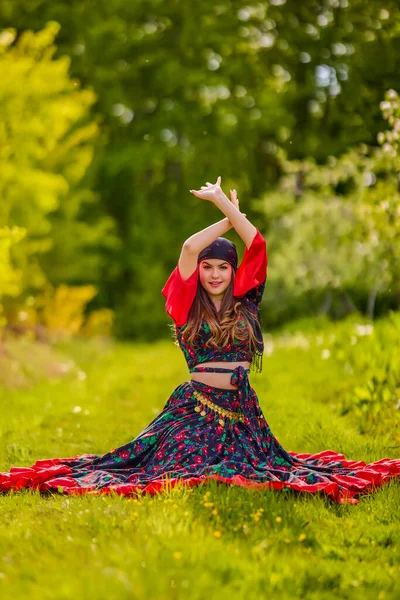 Beautiful Woman Traditional Gypsy Dress Posing Nature Spring — стоковое фото