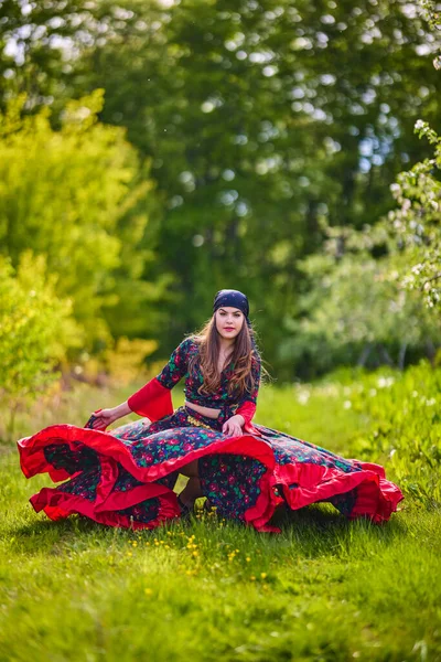 Vacker Kvinna Traditionell Zigenarklänning Poserar Naturen Våren — Stockfoto