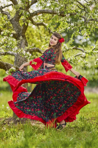 Hermosa Mujer Vestido Gitano Tradicional Posando Naturaleza Primavera —  Fotos de Stock