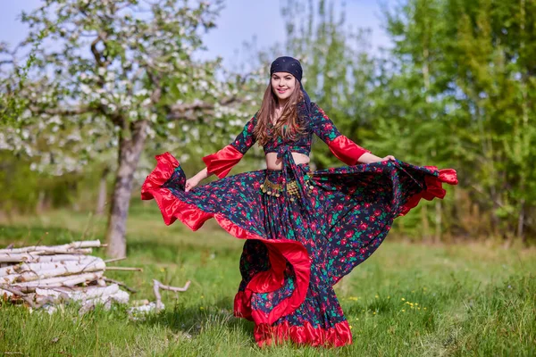 Beautiful Woman Traditional Gypsy Dress Posing Nature Spring — Zdjęcie stockowe