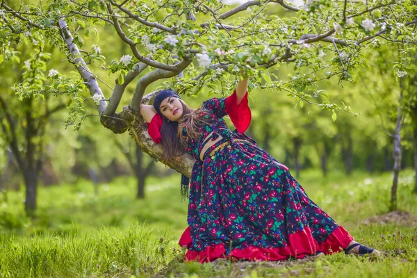 Beautiful Woman Traditional Gypsy Dress Posing Nature Spring — Zdjęcie stockowe