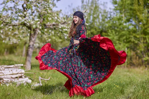 Krásná Žena Tradičních Cikánských Šatech Pózuje Přírodě Jaře — Stock fotografie