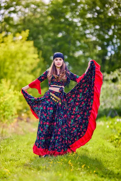 Hermosa Mujer Vestido Gitano Tradicional Posando Naturaleza Primavera —  Fotos de Stock