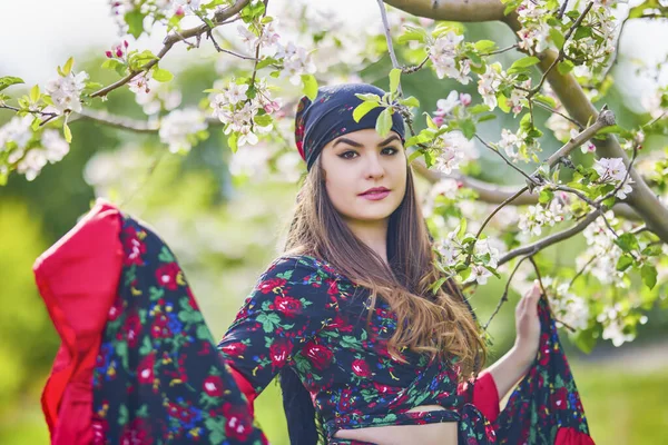 Beautiful Woman Traditional Gypsy Dress Posing Nature Spring — Fotografia de Stock