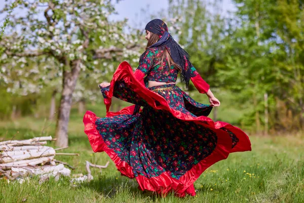 Bela Mulher Vestido Cigano Tradicional Posando Natureza Primavera — Fotografia de Stock