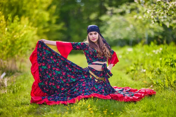 Belle Femme Robe Tzigane Traditionnelle Posant Dans Nature Printemps — Photo