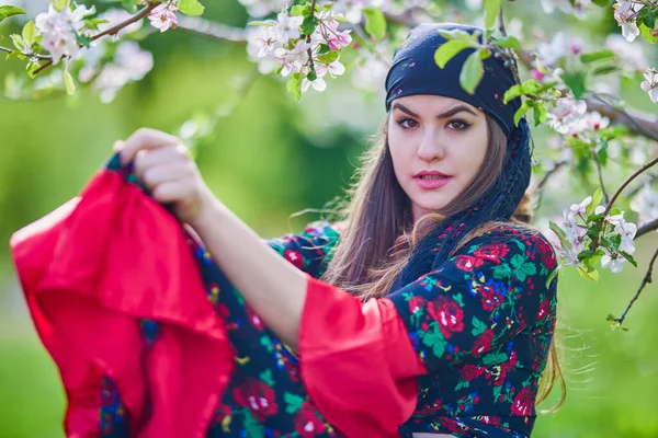 Beautiful Woman Traditional Gypsy Dress Posing Nature Spring — Zdjęcie stockowe