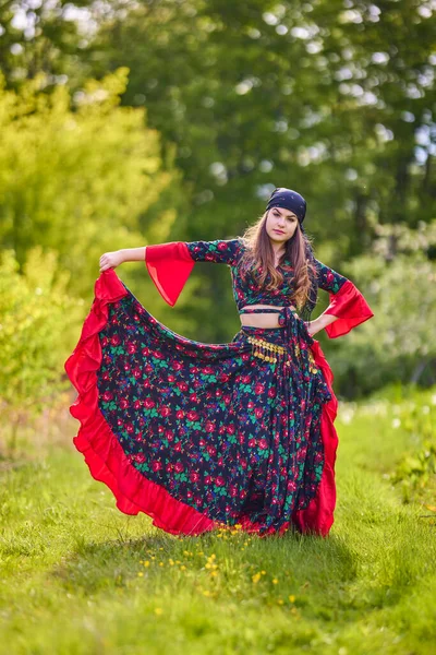 Όμορφη Γυναίκα Παραδοσιακό Φόρεμα Τσιγγάνων Ποζάρουν Στη Φύση Την Άνοιξη — Φωτογραφία Αρχείου